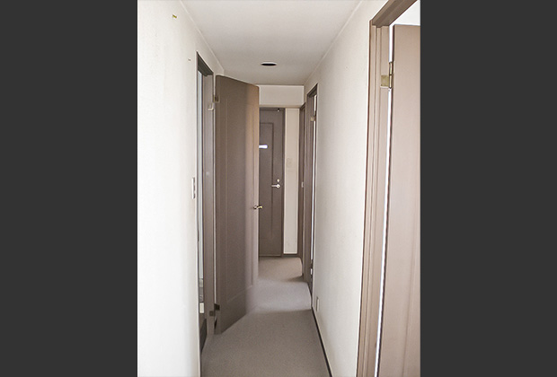 廊下before：床はすべてカーペット。全体的な床や壁の汚れもありお部屋の雰囲気も暗く圧迫感がありました。