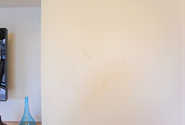 リビングテレビ横の珪藻土の壁には、リフォームの記念にご家族の手形や足形を残しました。