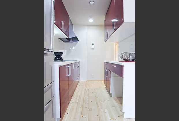 家事動線にこだわった収納力抜群の赤いキッチン。お気に入りの色に囲まれると料理もはかどりそうですね。