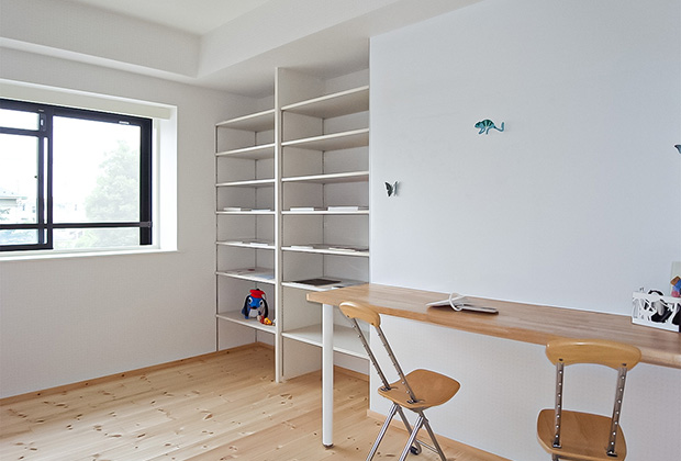 本をたくさんしまえる造作本棚がある子ども部屋。無垢の木の勉強机の前はマグネットも貼れるホワイトボードに。