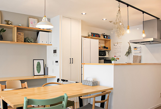 対面キッチンだったのをダイニングテーブルと横並びの配置に変更。より省スペースで家事動線も楽になりました。