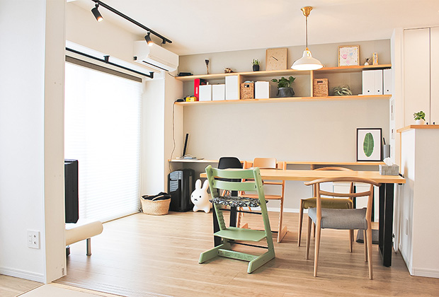 リビングafter：内窓と断熱材を施工し暖かいLDになりました。壁沿いの造作のカウンターはテレワークにも。