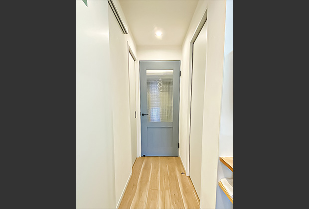 廊下after：玄関上がってすぐにリビングドアを設置。廊下までリビングの暖かさ&涼しさが続く空間になりました。