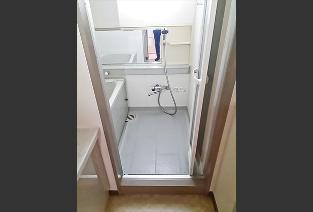 洗面室before：浴室の隣の洗面脱衣室でタオルやパジャマを収納する場所がありませんでした。