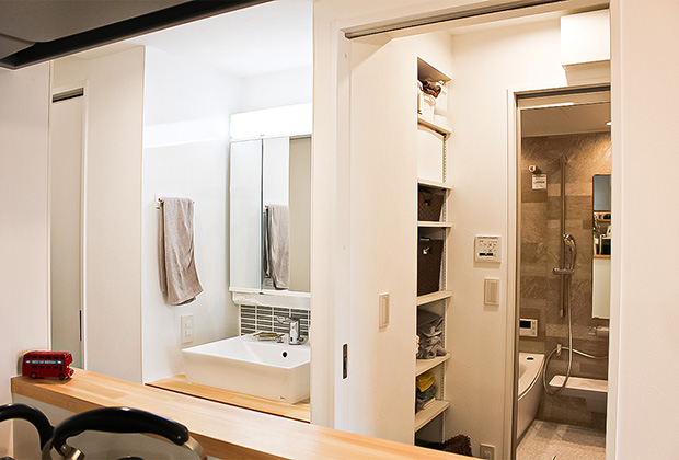 洗面室after：壁の位置を変えて廊下から使う手洗い&洗面スペースに。脱衣所に棚も設けて収納量もUPしました。