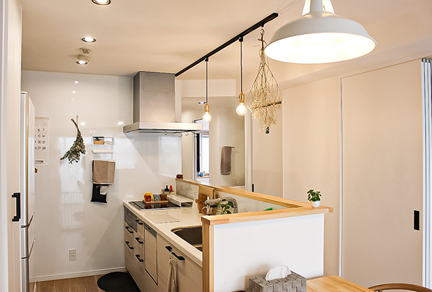 壁はマグネットが着くパネルでキッチン小物も好きな場所にかけられます。シンクの自動水栓で清潔&家事らくに。