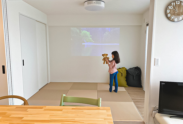 和室の天井にはプロジェクターの機能も兼ねた照明を設置。家にいながら映画館気分を味わうことができます。