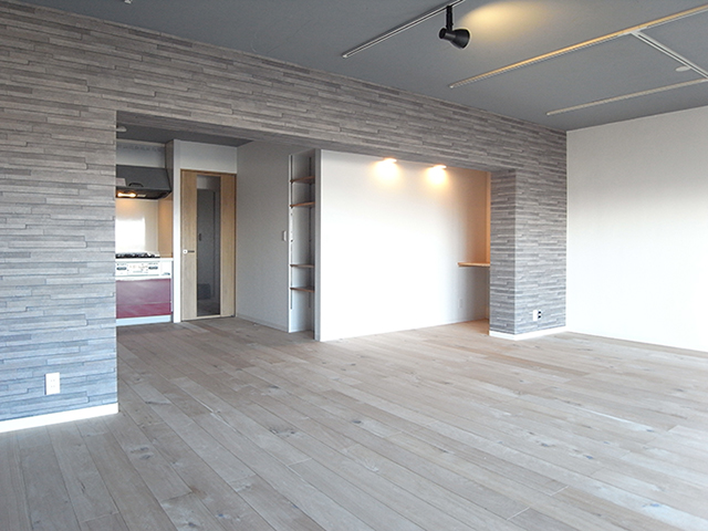 天井のスラブは、コンクリートそのままにオイルペイントで、床は節ありのオーク材でワイルドな仕上がりに。