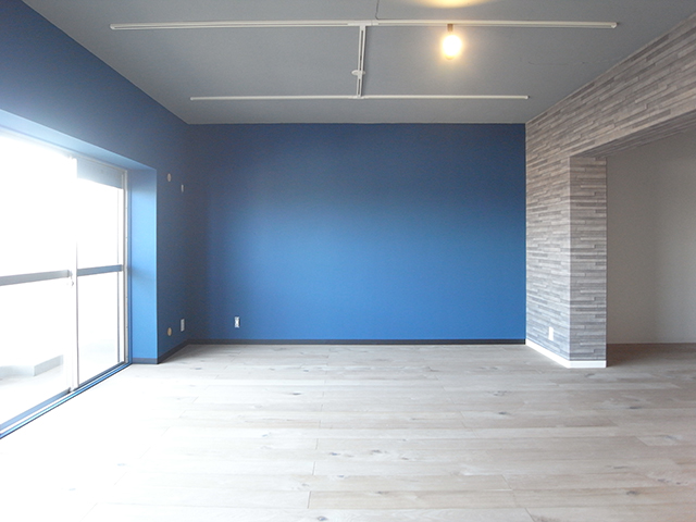 こだわって選んだミッドブルーのアクセントウォールにポスターや絵を飾れば、よりオシャレな空間に。