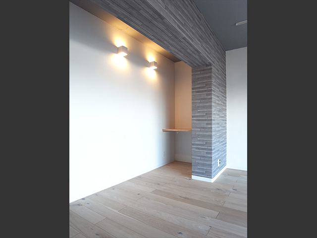 LDKの一画に木製カウンターを取り付け、テレワークができる書斎スペースに。