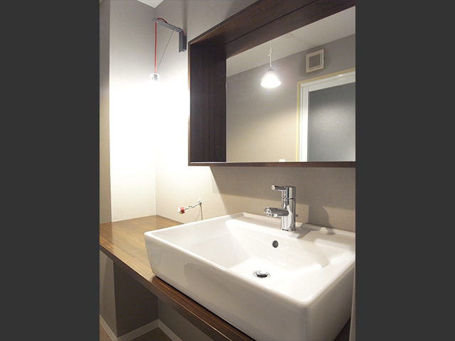 モノクロイメージのスタイリッシュモダン洗面カウンター。見た目以上の収納量で使い勝手も抜群です。