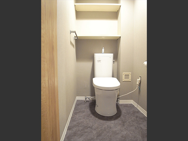 車いすでも楽に入れる幅広トイレです。落ち着いた雰囲気で隠れ家の住まいを細部まで統一させました。