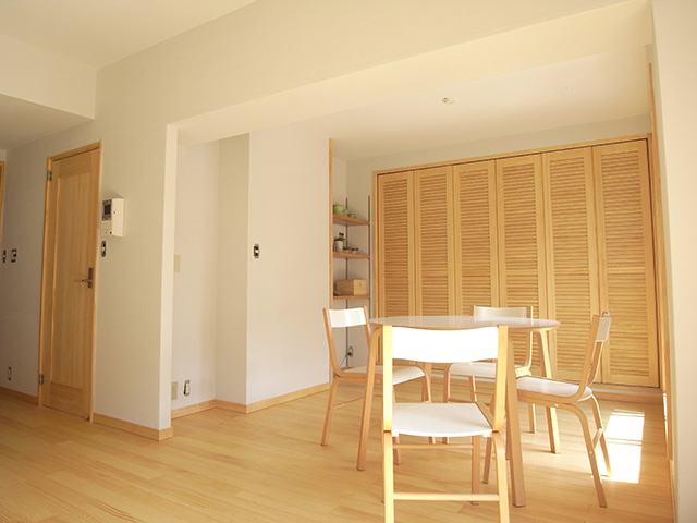 ルーバー折戸で湿気がこもらないクローゼットは、実用的で見た目もホッコリ。壁を凹ませて飾り棚も設けました。