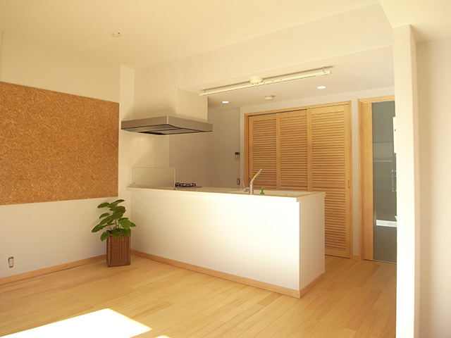 LDKの壁には麦でできたOSSBボードでアクセント。子どもたちが描いた絵や写真がおしゃれに飾れます。