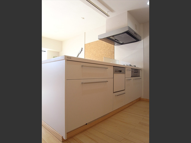 壁に囲まれて孤立していたキッチンを対面キッチンに。大容量のパントリーで使い勝手も抜群になりました。