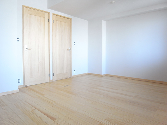 ひと部屋にした家族の寝室。将来間仕切りを設けて子ども部屋にできるようにドアを2枚設置してあります。