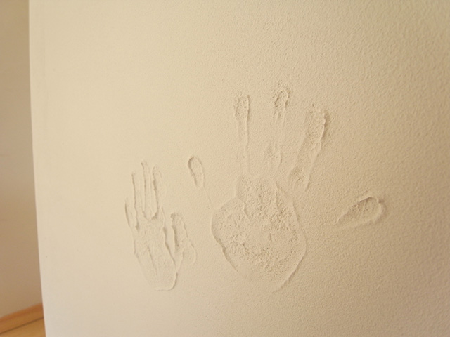 リノベ工事の記念に壁にお子さまの手形を押して思い出づくり、隣には成長が分かる身長計も取付ました
