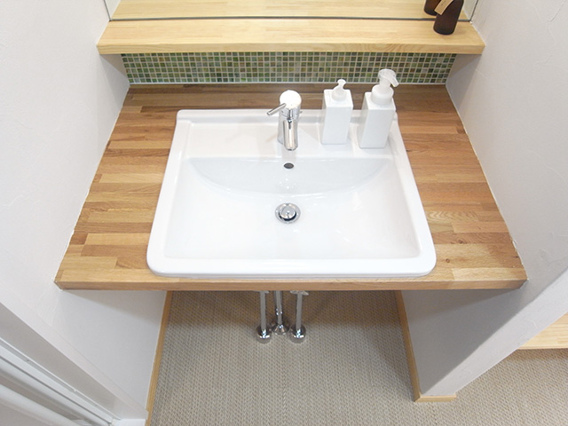 奥さまこだわりの水回りスペース。オリジナルの造作洗面台は、モザイクタイルで北欧風のデザインにしました。