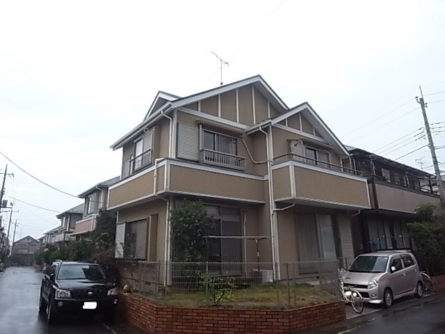 外装before：築20年目の外装は汚れや経年劣化もありなんとなく暗い印象に。