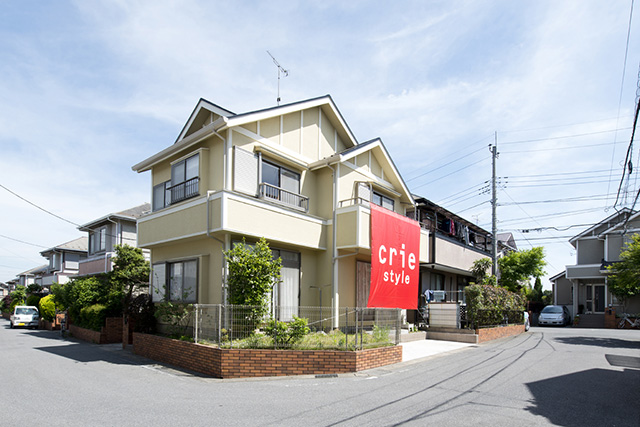 外装after：屋根と外壁を塗り替えて、雨樋は交換。間取り変更に伴い、一部窓の交換もしました。