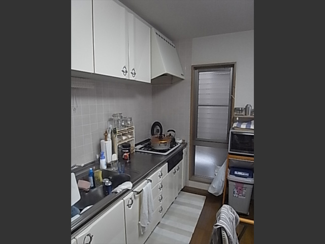 キッチンbefore：壁と扉に仕切られていた8畳のダイニングキッチン。圧迫感もあり暗く、収納する場所もありません。