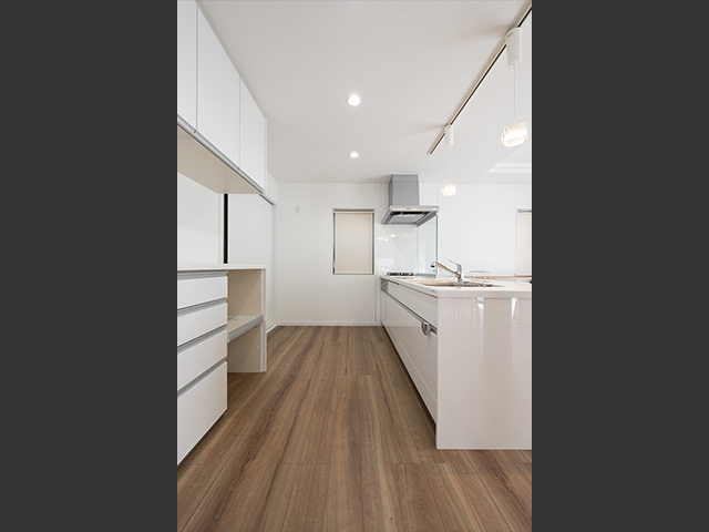 キッチンafter：リビングからの光が届く明るい対面キッチンに。直接洗面室にも行けて家事動線も良くなりました。