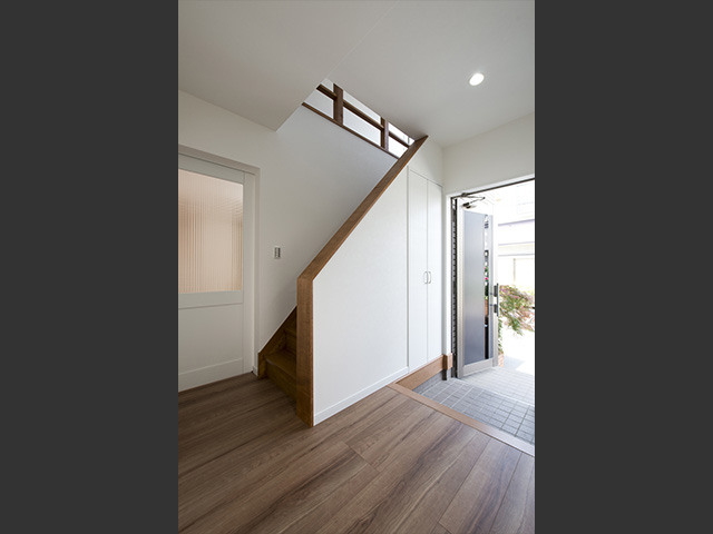 こちらの玄関、もともと吹き抜けになっていましたが、2階の収納部屋を増やすために天井を作りました。