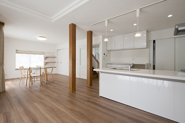 22畳の広々とした明るいLDKにリノベーション。構造上なくせない2本の柱は化粧柱としてインテリアのアクセントに。