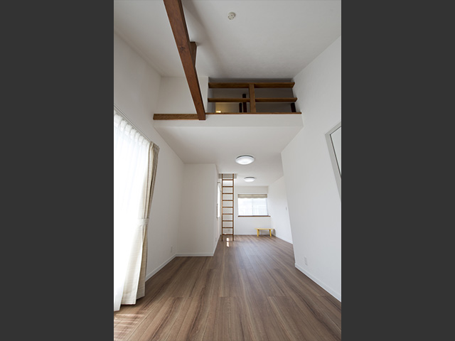 7畳の広いロフトの下のお部屋は約14畳。間仕切りを設ければお子さま3人それぞれの部屋を作ることもできます。