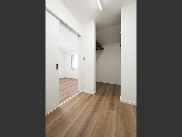 寝室と多目的スペースから行き来できる4.5畳もあるウォークインクローゼット。家族みんなで使えます。