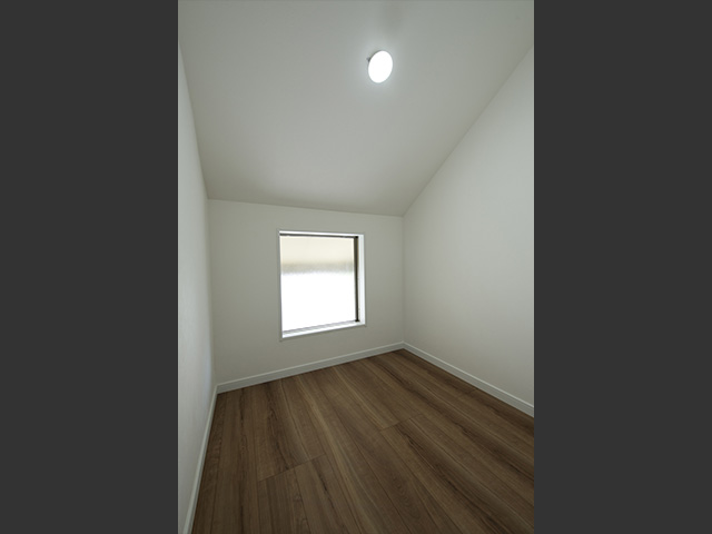 玄関の吹き抜けをふさいで新たに2畳分の収納部屋が誕生！季節もの家電や子供たちの作品など、収納量たっぷり。