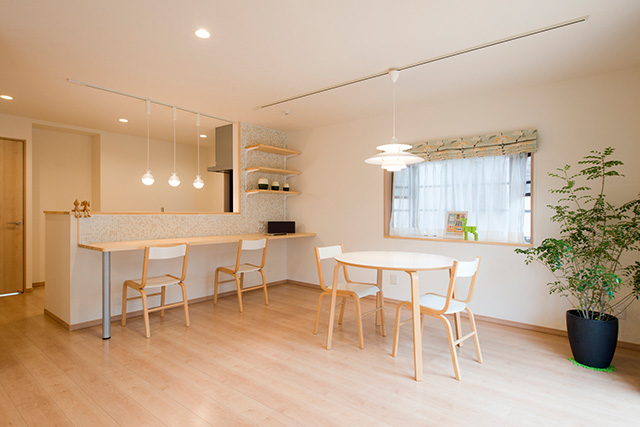 明るい木目+白を基調としたインテリアに、こだわりの照明器具やモザイクタイルを入れることで北欧風の空間に。