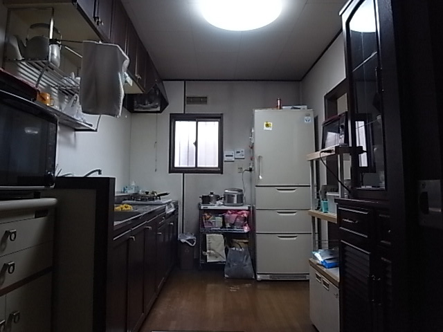 キッチンbefore：日当たりが悪く、孤立していた暗いキッチン。料理や配膳をするにも不便な印象でした。