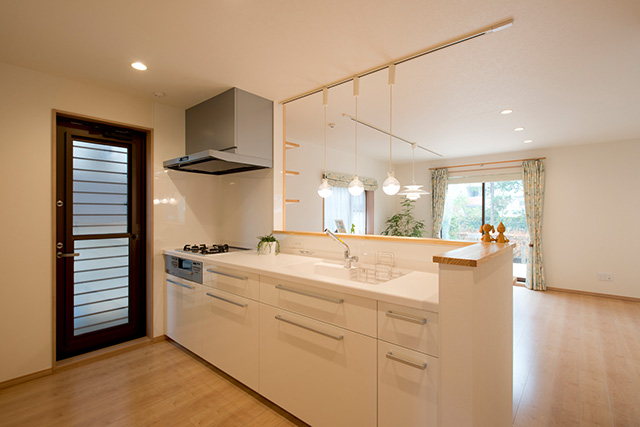 キッチンafter：壁をなくした23畳の明るいLDKに。直接家事室にも行けて家事動線もよくなりました。