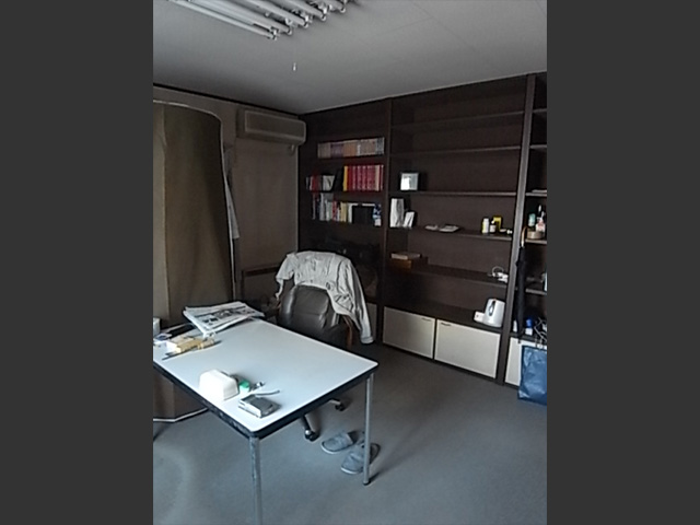 家事室before：玄関のすぐ横にある約8畳の事務所だったお部屋。ここにも家事が楽になる工夫を盛り込みました。