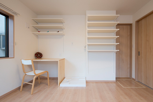 家事室after：洗濯や家計簿をつけたりできる家事スペースに。玄関から直接上がれるのでパントリーとしても活躍。