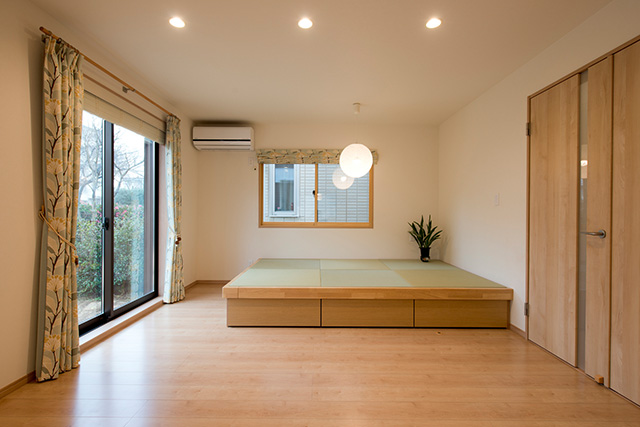 LDKの小上がり畳はお子さまの遊び場に。下は大容量の収納になっていて、おもちゃもきれいに片付きます。