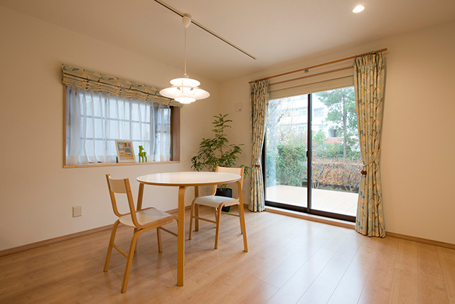 LDKから直接出られる6畳のウッドデッキを新設。室内の床色と合わせたので、外まで床がつながって見えます。