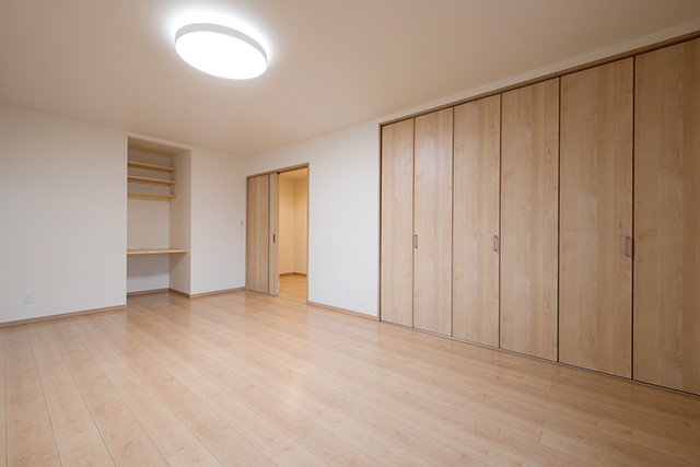 6畳2部屋の間仕切り壁をなくし12畳の広い洋室へ。半畳の物入は旦那さまのテレワークスペースにしました。