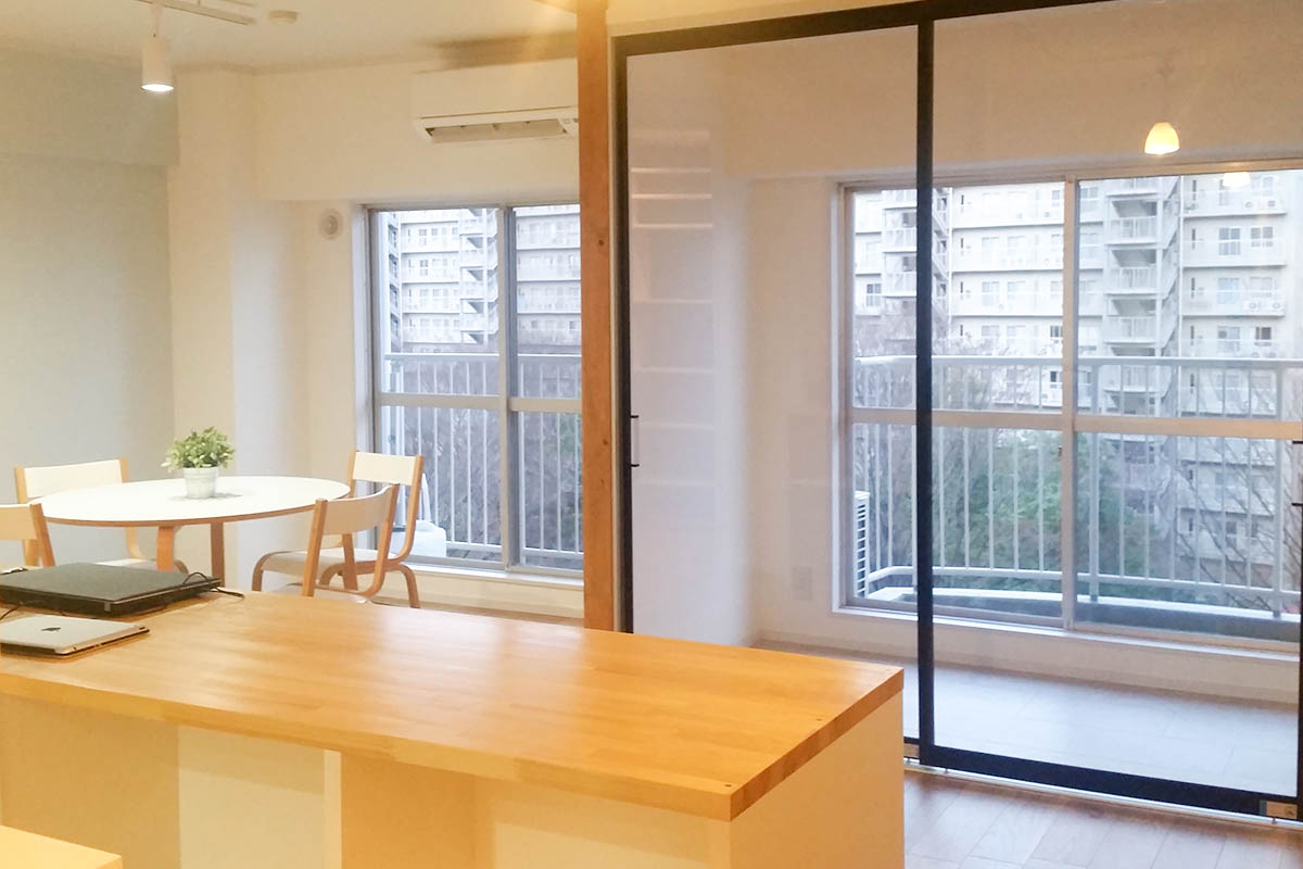 間取り変更で広くなったLD。インナーバルコニーとリビングの間仕切りにはブラインドも設置して目隠しできます。