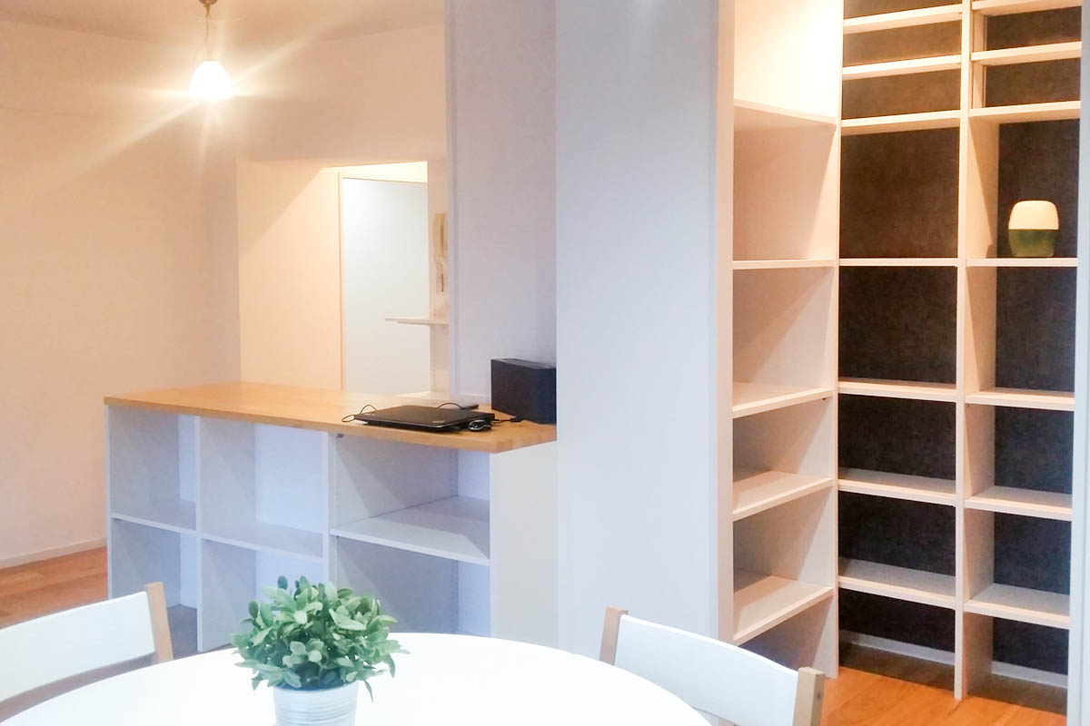 LD after：間仕切り壁をなくして広い空間に。キッチンとの間の対面カウンターで食事の配膳もラクラク。