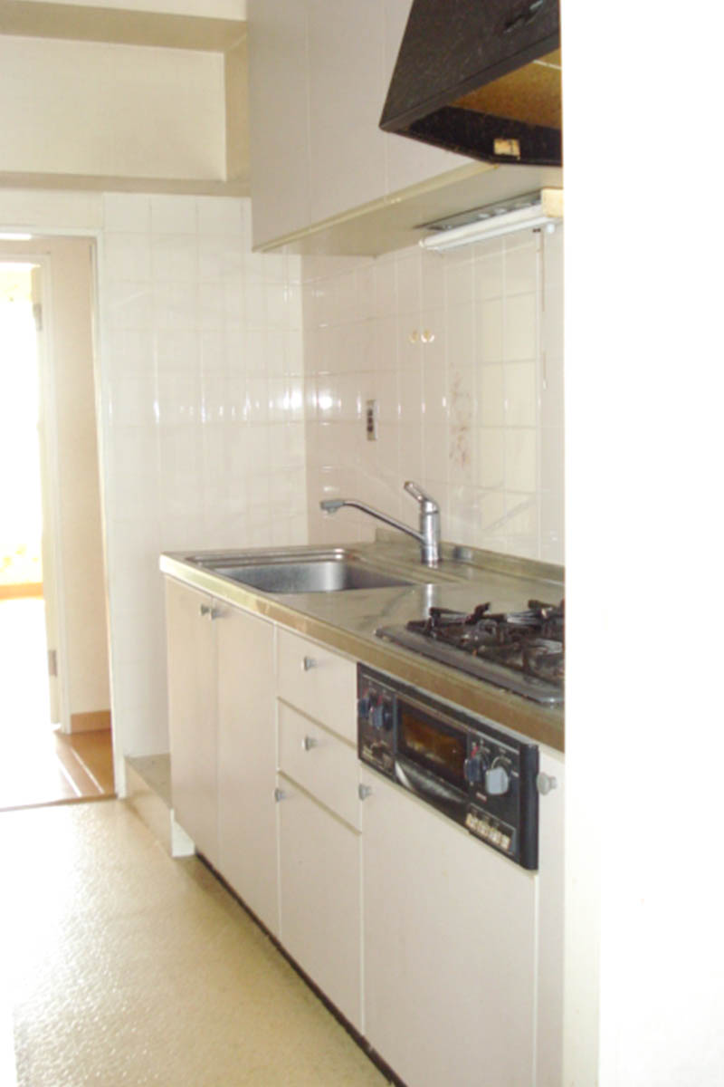 キッチンbefore：壁に囲まれていた約3畳のキッチン。210ｃｍ幅のキッチンも狭く感じます。