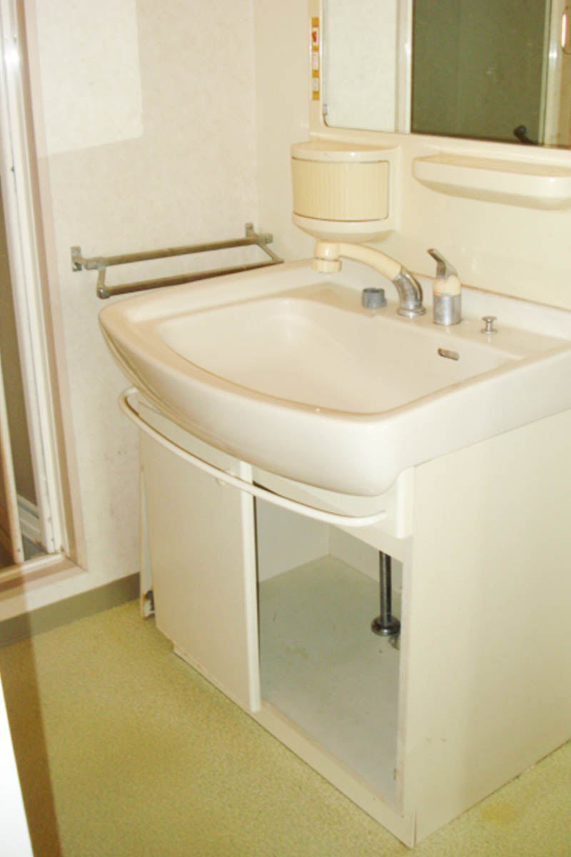 洗面before：昔ながらの洗面台。お施主さまの好みに合わせてオリジナルのご提案をしました。