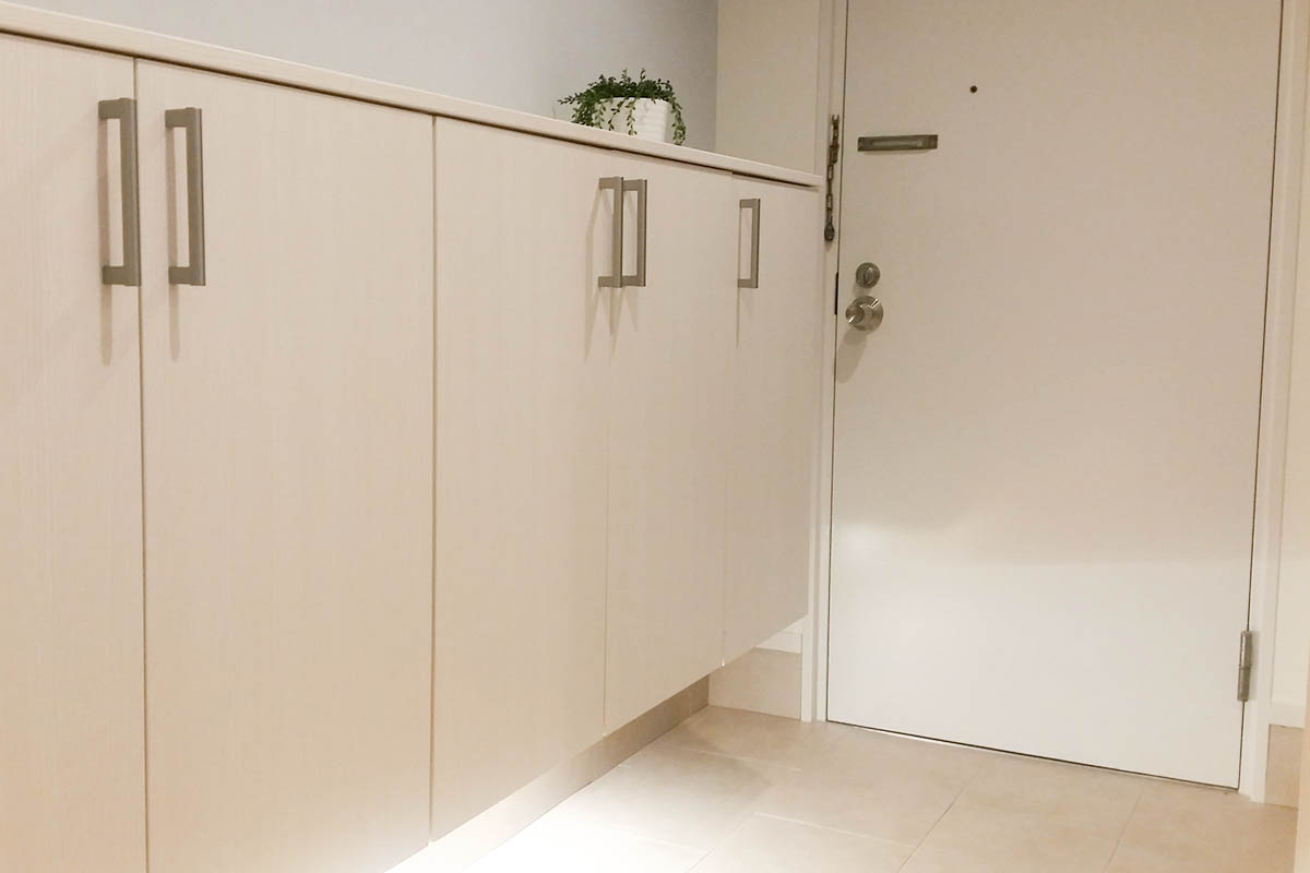 2ｍのカウンター型玄関収納の下に間接照明を設けました。足元を照らすことで玄関が広く感じます。