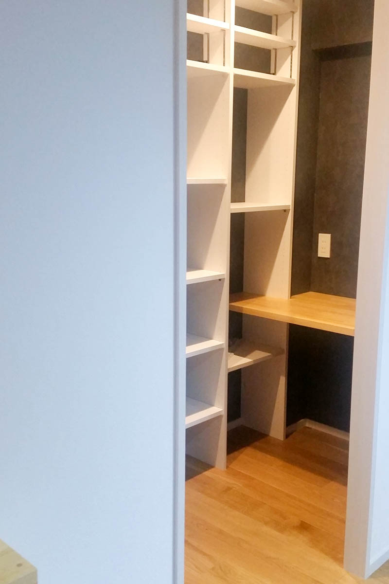 天井まで本棚に囲まれた書斎。壁紙も落ち着いた黒を選択し、読書やテレワークに集中できます。