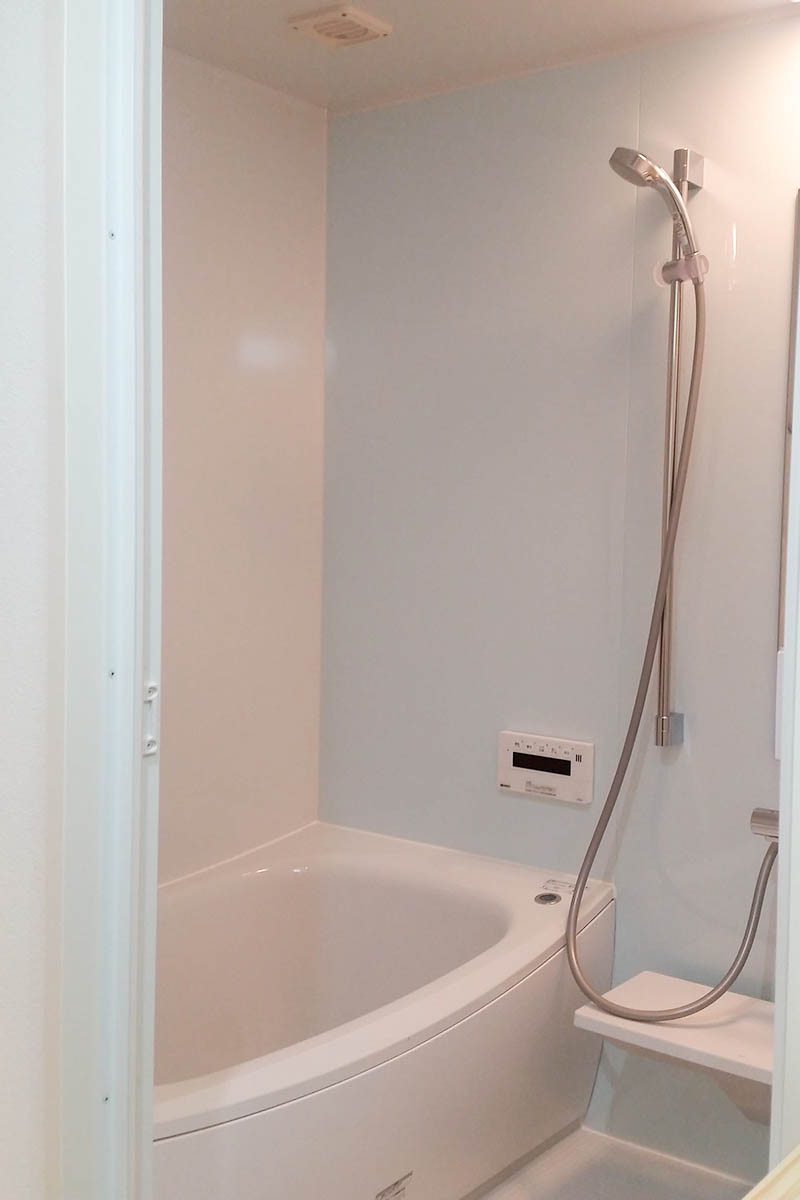 1216だった浴室を1317に広げました。床も壁も明るい色を選択し、よりお風呂が広く感じます。