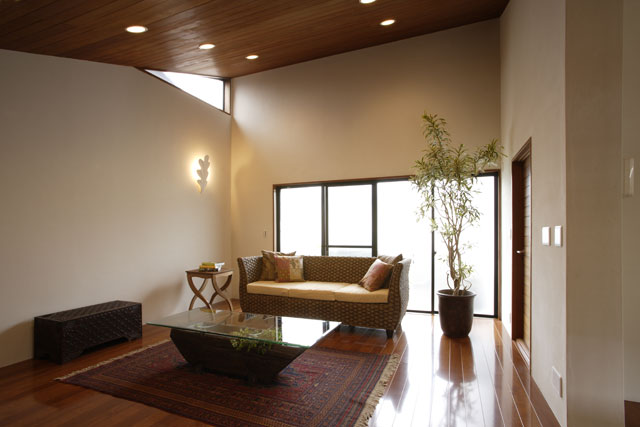 20帖のリビングを中心に室内を自然素材で全面改装