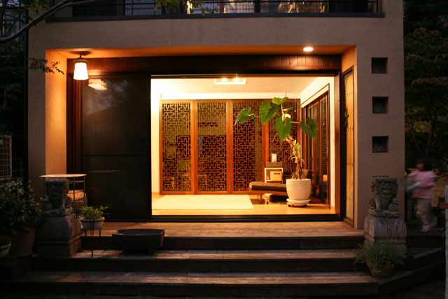 庭からの光と風を室内に取り込めるよう、特注の木製サッシを採用