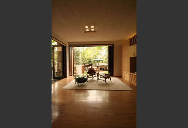 アジアンテイストに仕上げるため、中国産の李朝建具を可動扉に使用