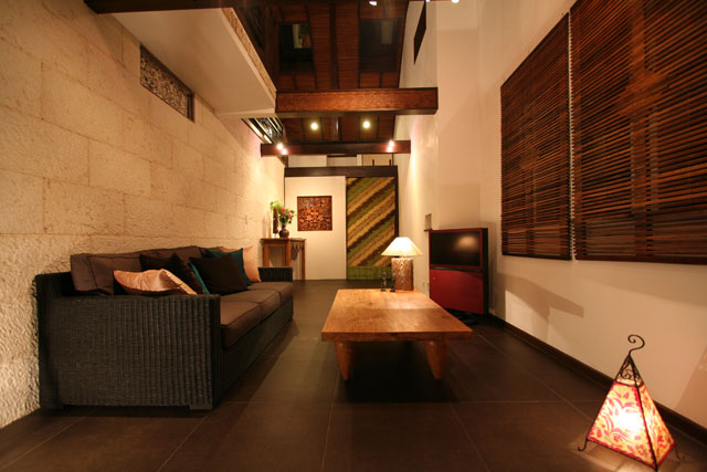 シックな空間に、床・壁共に輸入タイル張りのミニマムモダン